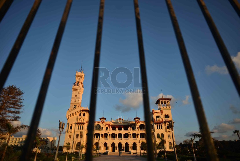   Istana Montazah (Montazah Palace), tempat peristirahatan bagi keluarga Raja Farouk yang terletak di Kota Alexandria, Mesir, Senin (8/9).  (Republika/Agung Supriyanto)