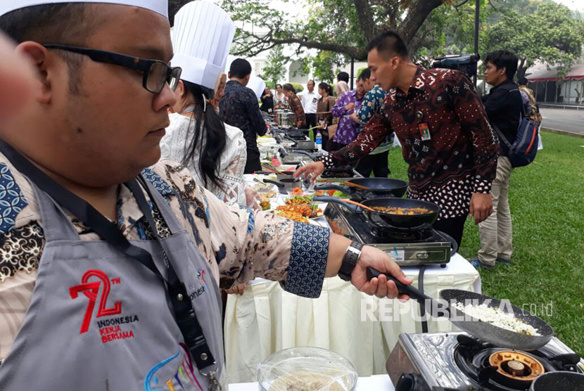 Lomba masak ikan di halaman Istana Negara dalam rangka memperingati hari kemerdekaan, Selasa (15/8).