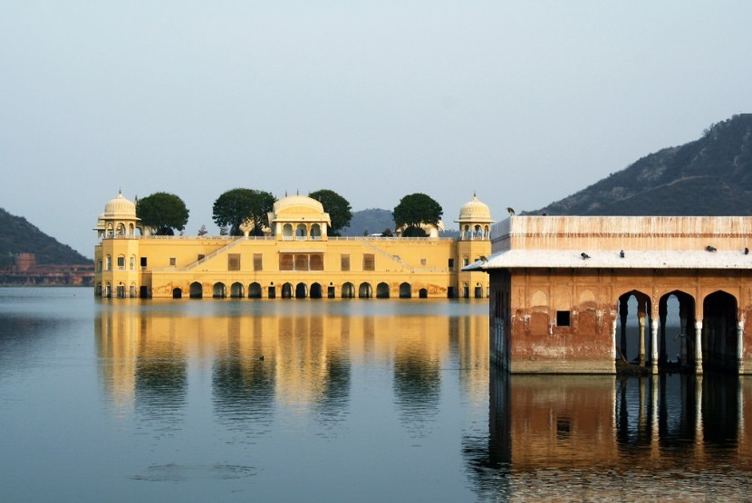 Istana tenggelam Jal Mahal di Jaipur India.