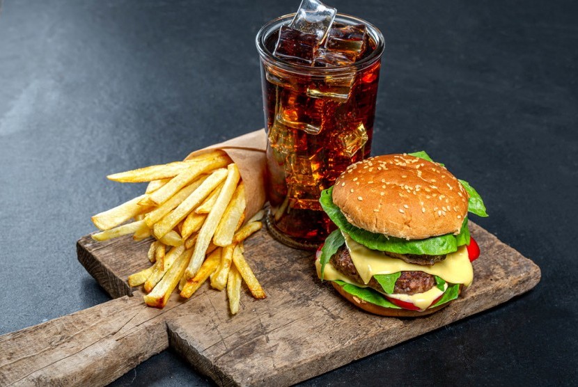 Makan fast food atau makanan cepat saji dapat mengganggu fungsi hati. (ilustrasi)