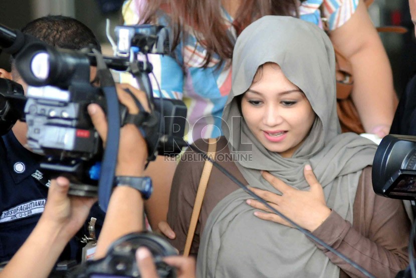  Istri Ahmad Fathanah (AF) Sefti Sanustika menjenguk suaminya di gedung KPK, Jakarta, Kamis (16/5). (Republika/Wihdan Hidayat)