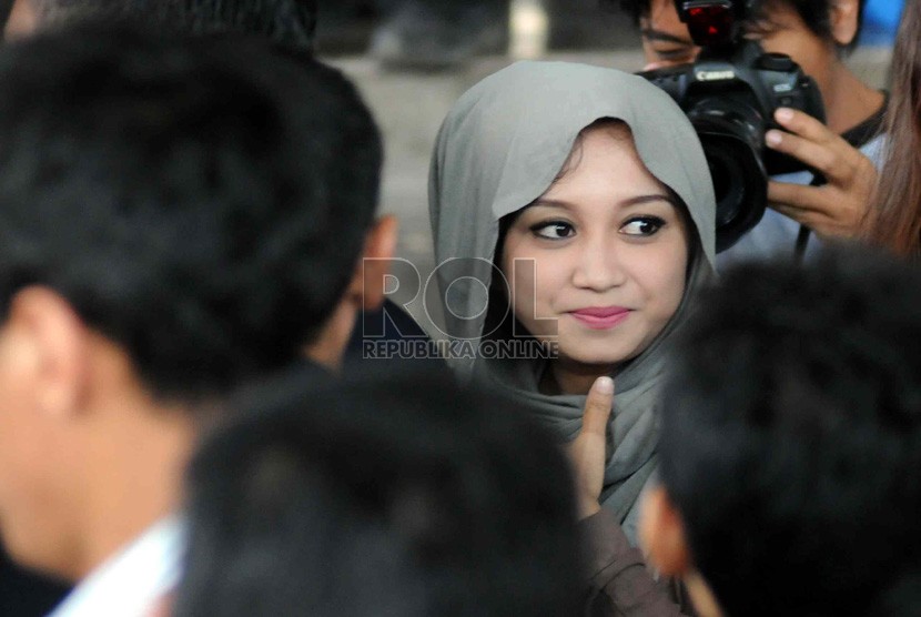  Istri Ahmad Fathanah (AF) Sefti Sanustika menjenguk suaminya di gedung KPK, Jakarta, Kamis (16/5). (Republika/Wihdan Hidayat)