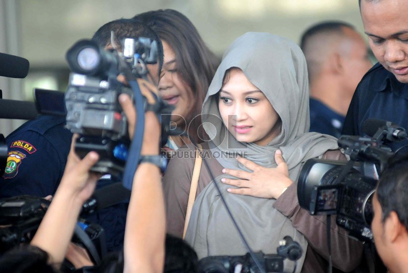  Istri Ahmad Fathanah (AF) Sefti Sanustika menjenguk suaminya di gedung KPK, Jakarta, Kamis (16/5). (Republika/Wihdan Hidayat)