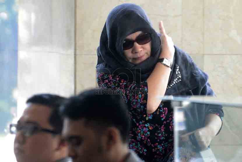Istri Akil Mochtar, Ratu Rita memenuhi panggilan penyidik KPK di Gedung KPK, Jakarta, Senin (19/8). (Republika/Agung Supriyanto)