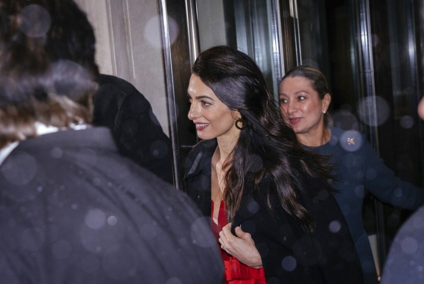 Istri aktor George Clooney yang juga pengacara, Amal Clooney, meninggalkan lokasi baby shower Meghan Markle di The Mark Hotel di New York, Rabu (20/2). 