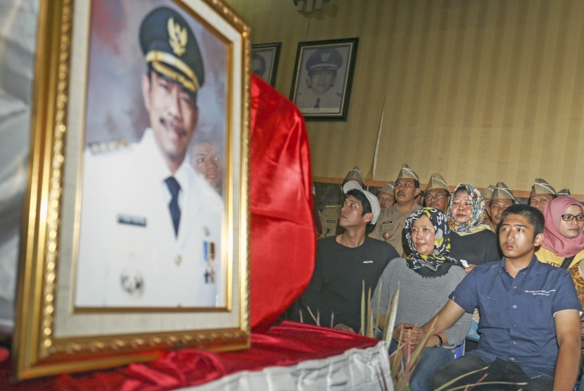 Istri Almarhum mantan Walikota Palembang periode 2013-2018 Romi Herton berada di dekat jenazah almarhum saat disemayamkan di kantor Walikota Palembang, Sumatera Selatan, untuk dilakukan penghormatan terakhir, Kamis (28/9). 