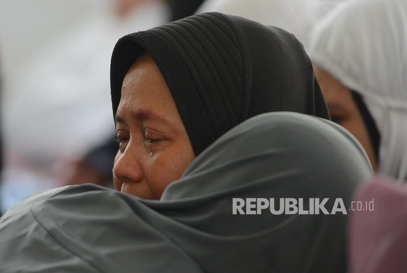 Istri almarhum ulama KH. Ali Mustofa Yaqub, Ulfa menerima ucapan belasungkawa dari rekan dan kerabat di Masjid Darussunnah, Ciputat, Tangerang Selatan, Banten, Kamis (28/4).Republika/Raisan Al Farisi