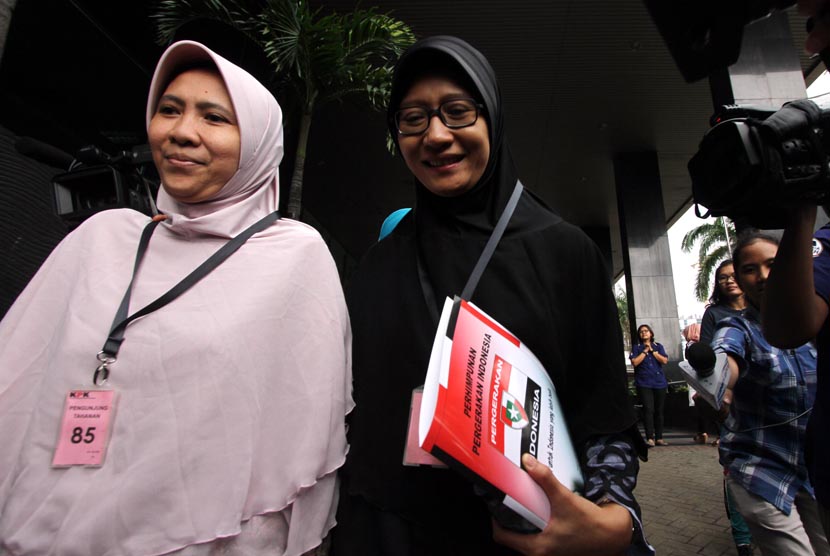   Istri Anas Urbaningrum Atthiyyah Laila (kanan) menjenguk suaminya yang ditahan di Rutan KPK, Jakarta, Kamis (16/1).