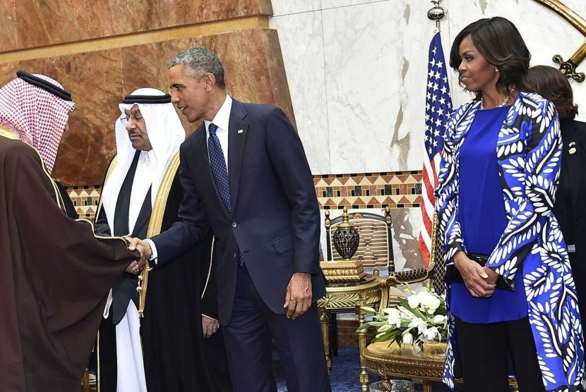 Istri  Barack Obama, Michelle Obama tak kenakan hijab saat kunjungi Arab Saudi.