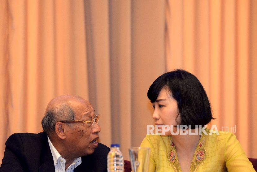 Istri Basuki Tjahaja Purnama alias Ahok, Veronika Tan (kanan) didampingi pengacara I Wayan Sudirta.