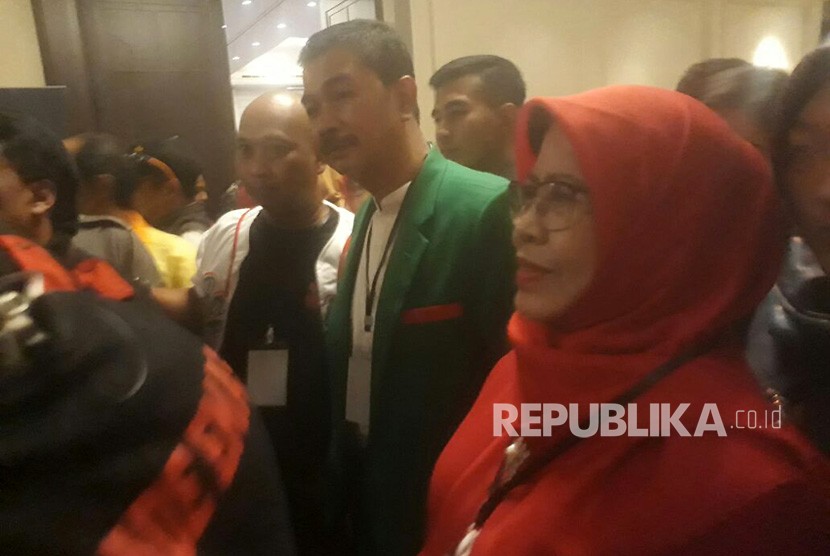 Istri Bupati Bandung Barat, Elin Suharliah mengaku belum melakukan komunikasi dengan suaminya, Abubakar, Rabu (11/4).
