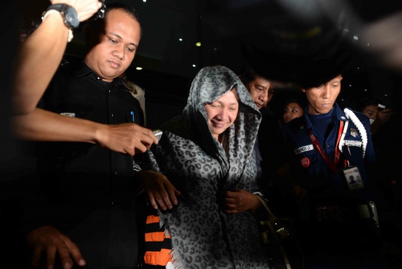Istri Bupati Karawang Ade Swara, Nur Latifah mengenakan rompi tahanan usai diperiksa di Gedung Komisi Pemberantasan Korupsi (KPK), Jakarta, Jumat (18/7) malam.