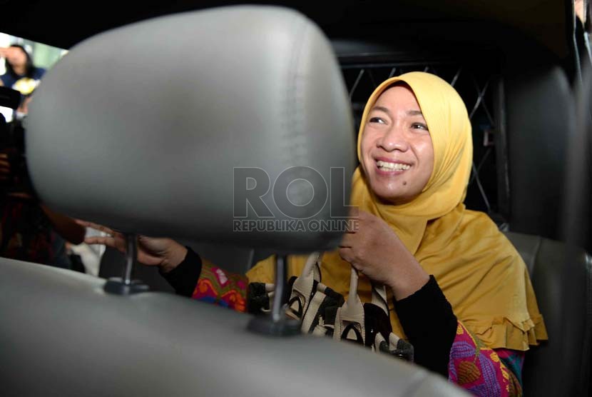 Istri Bupati Karawang, Nur Latifah usai menjalani pemeriksaan di Gedung Komisi Pemberantasan Korupsi (KPK), Jakarta, Jumat (12/9). (Republika/ Wihdan) 