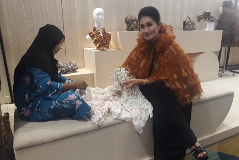 Istri Bupati Musi Banyuasin (Muba), Thia Yufada Dodi hadir di Jakarta Fashion Week (JFW) 2020 untuk mempromosikan kain Gambo Muba.