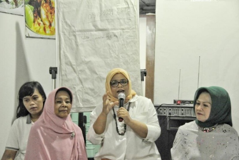 Istri Cagub Anies Baswedan, Fery Farhati Ganis (dua kanan), menyapa warga di Kedai Fam's, Kelapa Gading, Jakarta Utara, Rabu (5/4). 