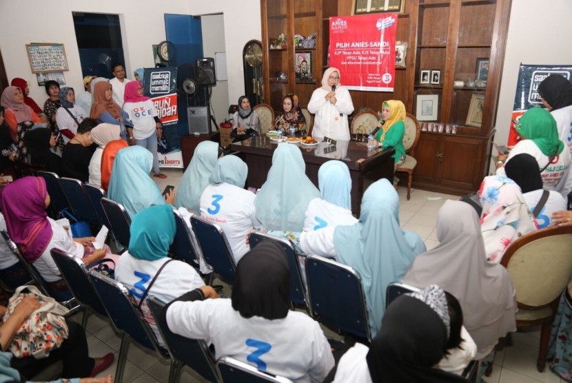 Istri cagub DKI Jakarta Anies Baswedan, Fery Farhati Ganis, menghadiri pelatihan program OK OCE Sabun Al-Maidah di Pendopo 9, Jalan Siaga Raya Nomor 43, Pejaten Barat, Kecamatan Pasar Minggu, Jakarta Selatan, Rabu (29/3). 
