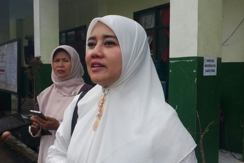Istri Cawagub Jabar Uu Ruzhanul Ulum, Lina Marilina berbincang pada wartawan usai mencoblos di Kabupaten Tasikmalaya, Rabu (27/6). 