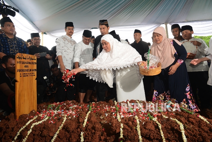  Istri dari almarhum KPU Husni Kamil Manik menabur bunga saat dikebumikan di TPU Jeruk Purut, Jakarta Selatan, Jumat (8/7). 