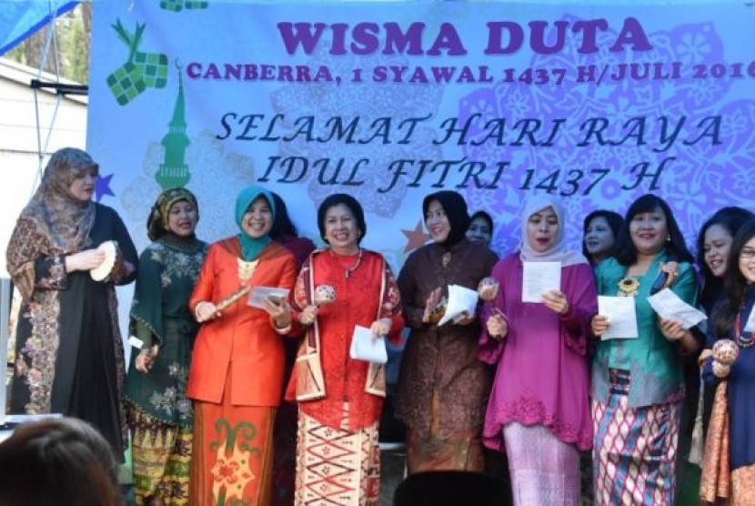 Istri Dubes Nino Riphat Kesoema (baju merah) dan ibu-ibu Darma Wanita membawakan lagu religi.