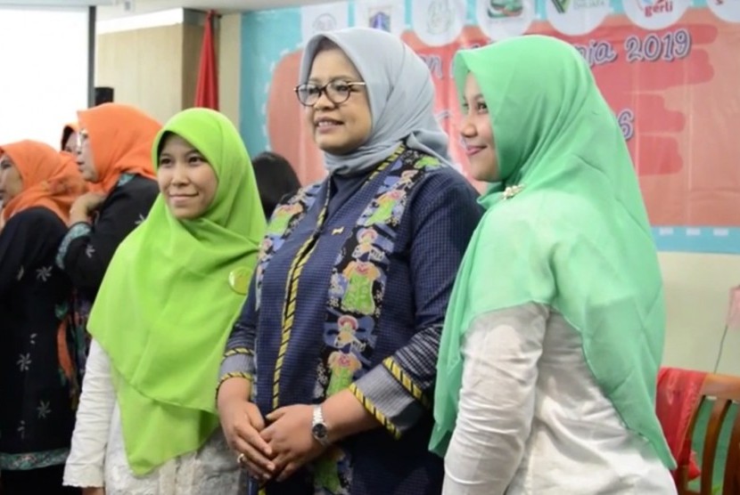 Istri Gubernur DKI Jakarta, Anie Baswedan, Fery Farhati Ganis (Tengah)