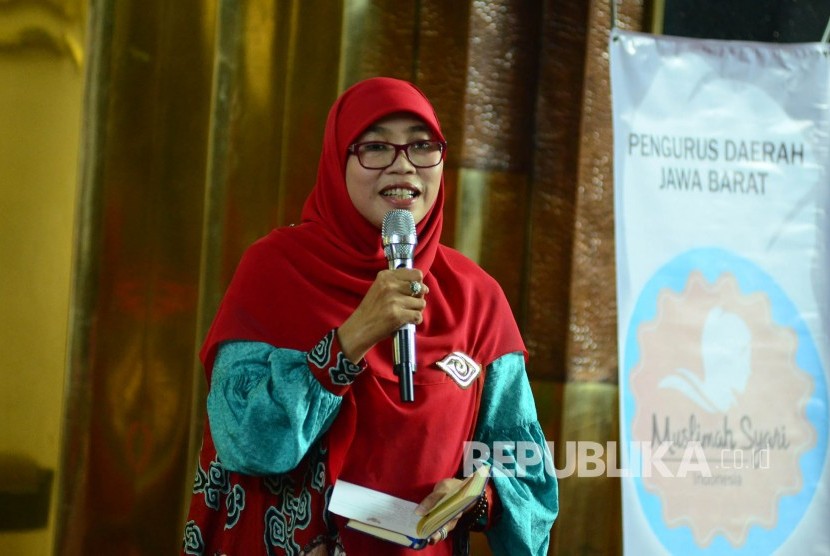 Istri Gubernur Jabar Netty Heryawan menyampaikan tausiyah pada majelis taklim Muslimah Syari Indonesia, di Masjid Al Muttaqin, Gedung Sate, Kota Bandung, Jumat (31/3). 
