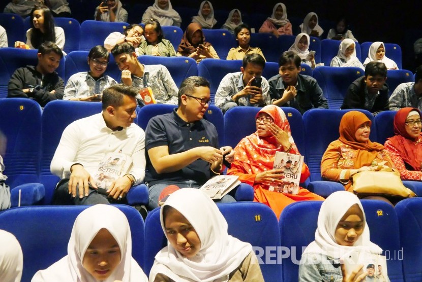 Istri Gubernur Jawa Barat Netty Heryawan berbincang dengan Senior Vice President Divisi Corporate Secretary Bank BJB Hakim Putratama, saat nonton Fim bareng (nobar) Film Seteru, di Cihampelas Walk (Ciwalk), Kota Bandung, Jumat (28/4).