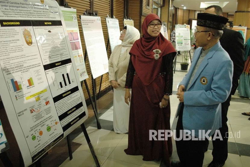 Istri Gubernur Jawa Barat Netty Prasetiyani Heryawan berbincang dengan Rektor Unisba Prof Edi Setiadi saat meninjau lomba poster ilmiah disela-sela Seminar Ilmiah dengan tema Halal Medicine From Bench to Bedside, dalam rangka Milad ke-13 Fakultas Kedokteran Unisba, di Gedung GSG PT Biofarma, Kota Bandung.