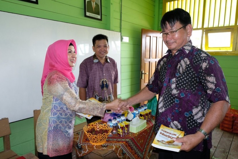 Istri Gubernur Kalimantan Utara (Kaltara) menyerahkan sumbangan  buku untuk para guru.