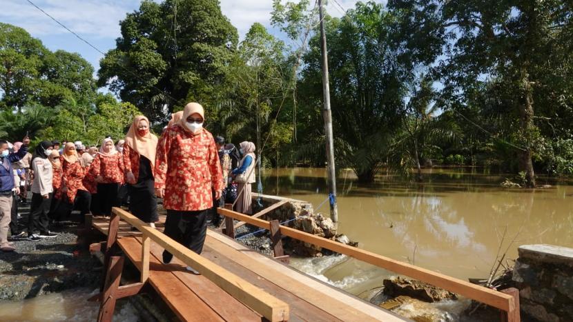 Istri Gubernur Kalsel Hj Raudatul Jannah Sahbirin Noor, mengunjungi masyarakat terdampak banjir di Desa Lasung, Kecamatan Kusan Hulu, Kabupaten Tanah Bumbu, Jumat (10/9).