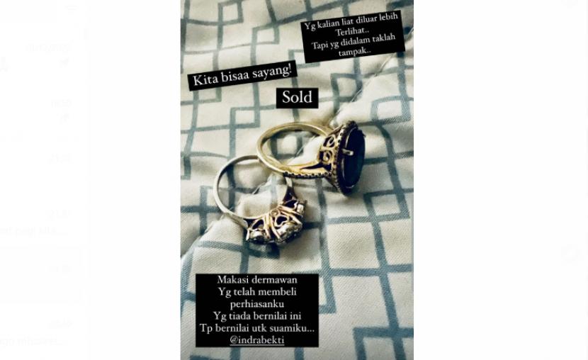Istri Indra Bekti, Aldila Jelita mengunggah foto telah menjual dua buah cincinnya untuk pengobatan suaminya di story Instagram pribadinya.