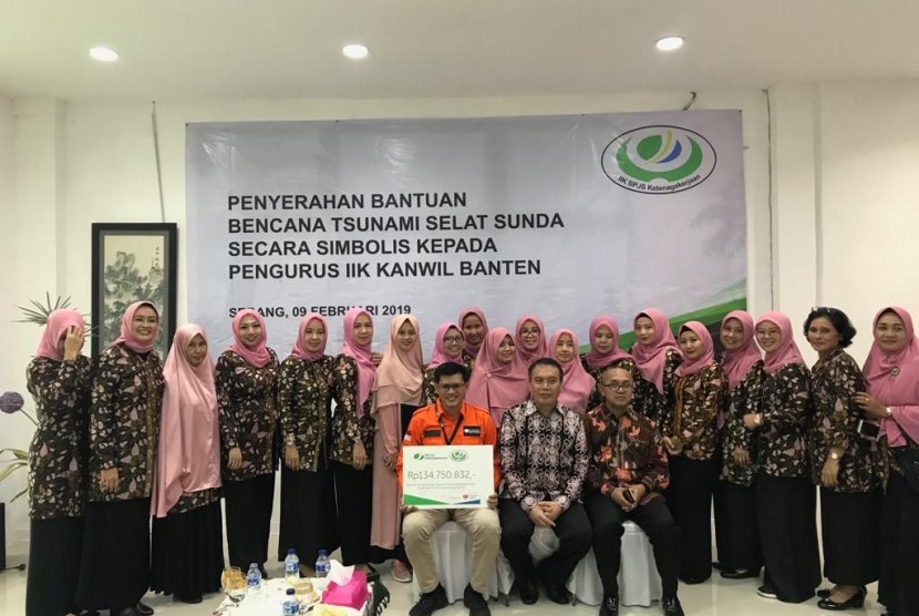 Istri-istri karyawan (IIK) BPJS Ketenagakerjaan Pusat menyerahkan bantuan untuk korban tsunami Selat Sunda ke Rumah Zakat di kantor BPJS ketenagakerjaan Wilayah Banten. 