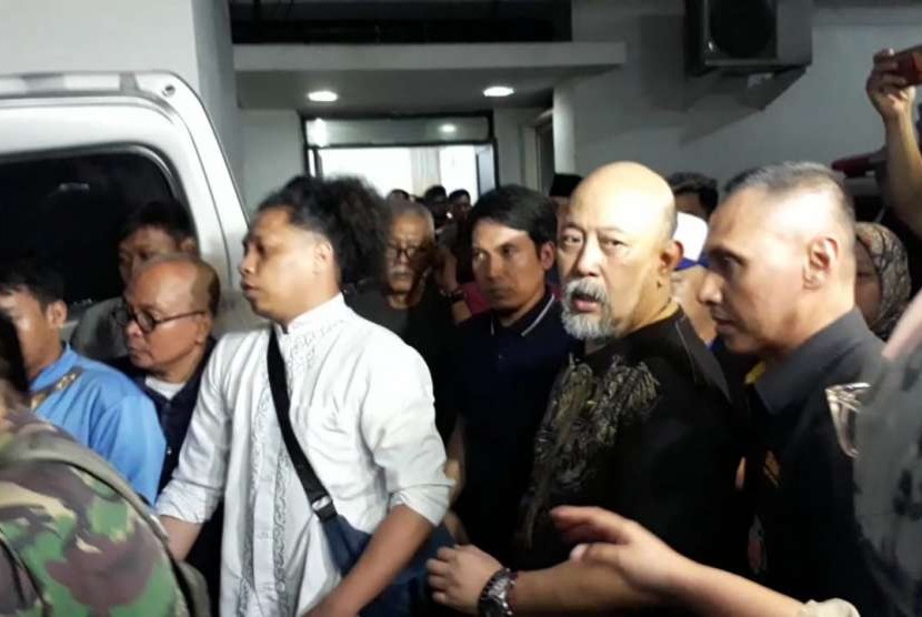 Istri komedian Indro Warkop, Nita Octobijanthy, tutup usia pada Selasa (9/10) petang. Jenazah dibawa dari RS MMC, Jakarta Selatan, ke rumah duka di Jalan Kayu Putih, Jakarta Timur.