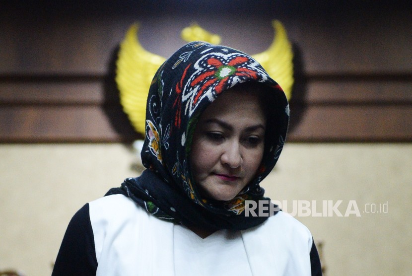 Istri mantan Ketua DPR Setya Novanto, Deisti Astriani Tagor, meninggalkan ruangan usai disumpah sebagai saksi dalam sidang lanjutan kasus merintangi penyidikan korupsi KTP elektronik dengan terdakwa Bimanesh Sutarjo di Pengadilan Tipikor, Jakarta, Senin (16/4). 