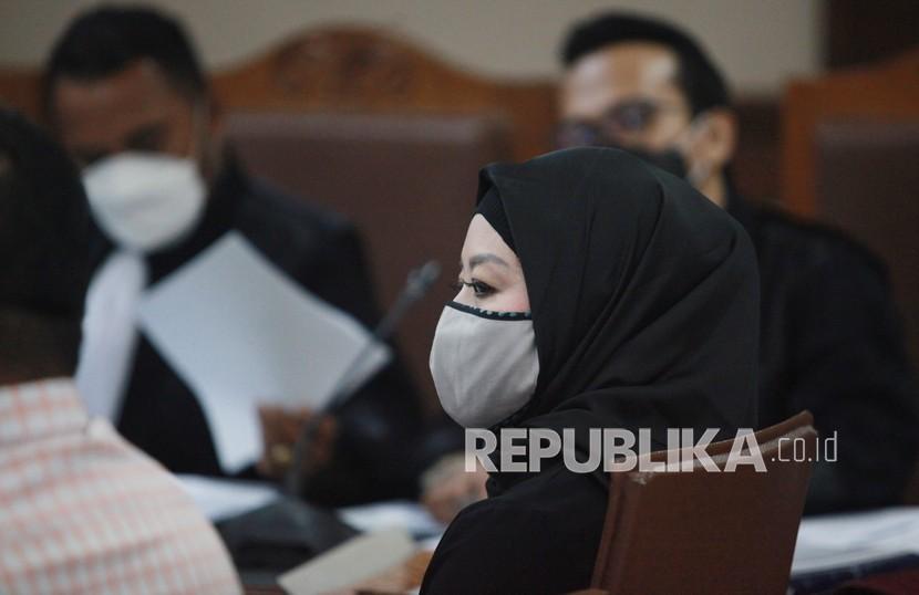 Istri mantan Menteri Kelautan dan Perikanan Edhy Prabowo yang juga anggota DPR Fraksi Gerindra Iis Rosita Dewi bersaksi dalam sidang kasus ekspor benur dengan terdakwa Direktur PT. Dua Putera Perkasa Pratama (DPPP) Suharjito di Pengadilan Tipikor, Jakarta, Rabu (17/3/2021). Sidang Suharjito yang didakwa memberikan suap senilai Rp2,146 miliar terkait impor Benih Bening Lobster (BBL) tersebut menghadirkan delapan saksi termasuk Edhy Prabowo yang dihadirkan secara virtual. 