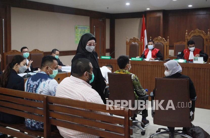 Istri mantan Menteri Kelautan dan Perikanan Edhy Prabowo yang juga anggota DPR Fraksi Gerindra Iis Rosita Dewi (tengah) hadir sebagai saksi dalam sidang kasus ekspor benur dengan terdakwa Direktur PT. Dua Putera Perkasa Pratama (DPPP) Suharjito di Pengadilan Tipikor, Jakarta, Rabu (17/3/2021). Sidang Suharjito yang didakwa memberikan suap senilai Rp2,146 miliar terkait impor Benih Bening Lobster (BBL) tersebut menghadirkan delapan saksi termasuk Edhy Prabowo yang dihadirkan secara virtual. 