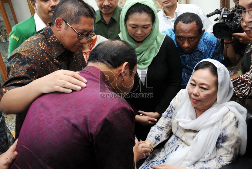   Istri Mantan Presiden Abdurrahman Wahid, Sinta Nuriyah (kanan) menerima kedatangan Ketua DPP PD Sutan Bhatoegana yang didampingi Ketua Umum PD Anas Urbaningrum di Ciganjur, Jakarta Selatan, Kamis (29/11). (Republika/Aditya Pradana Putra)