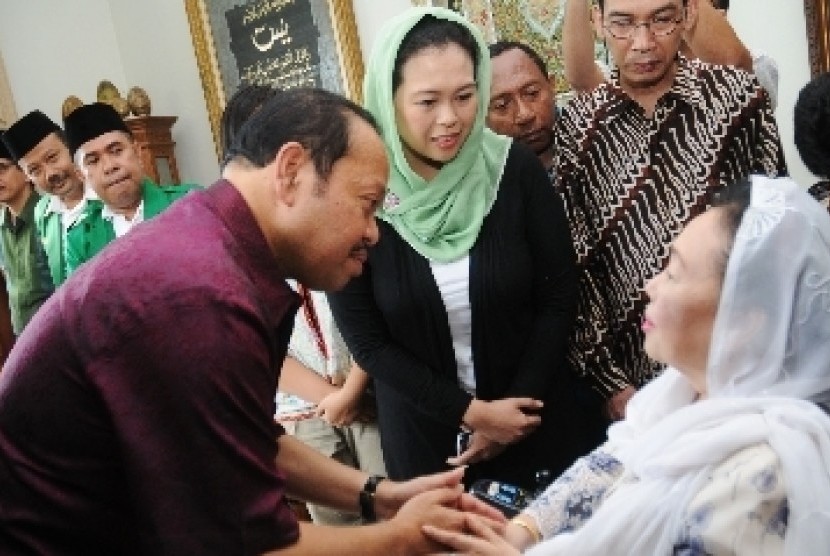 Istri Mantan Presiden Abdurrahman Wahid, Sinta Nuriyah (kanan) menerima permintaan maaf Ketua Komisi VII dari Fraksi Partai Demokrat Sutan Bhatoegana (kiri) di Ciganjur, Jakarta Selatan, Kamis (29/11).