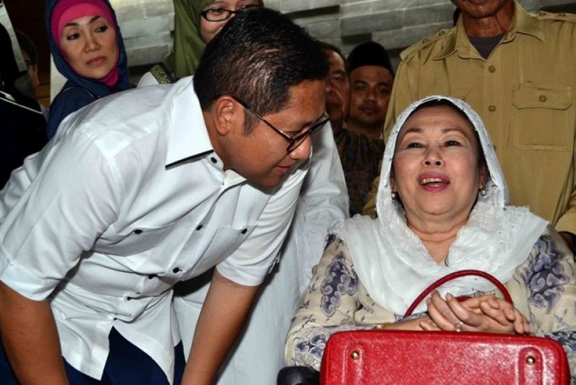 Istri mantan presiden Abdurrahman Wahid, Sinta Nuriyah Wahid (kanan) usai Kunjungi Anas (kiri) usai menemui Anas Urbaningrum (kiri) dikediaman Anas di kawasan Duren Sawit, Jakarta Timur, Ahad (3/3)