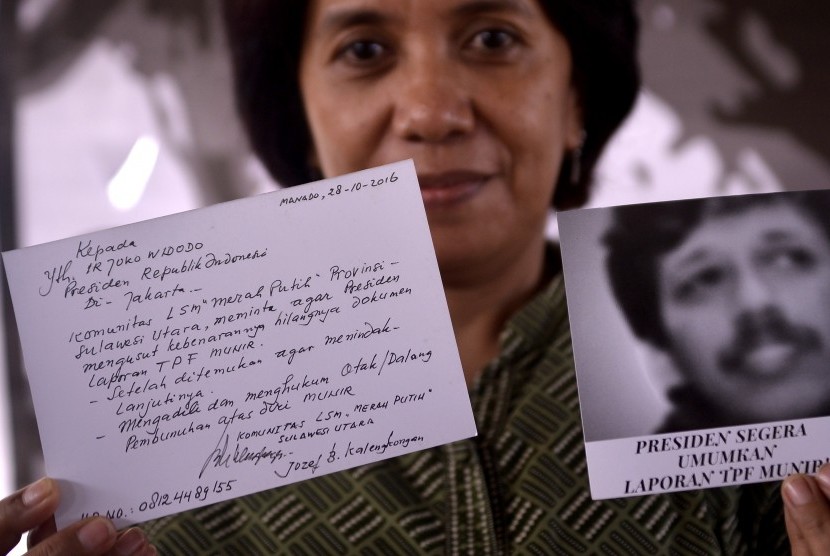 Istri mendiang aktivis HAM Munir, Suciwati, memperlihatkan kartu pos yang berisi tuntutan saat kegiatan diskusi publik di Manado, Sulawesi Utara, Jumat (28/10). 