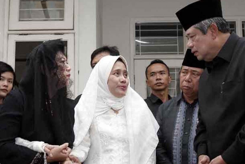 Istri mendiang almarhum Widjajono Partowidagdo, Ninasapti Triaswati (tengah) berbincang dengan Presiden SBY bersama Ibu Negara saat melayat ke rumah duka, Ahad (22/12) lalu.