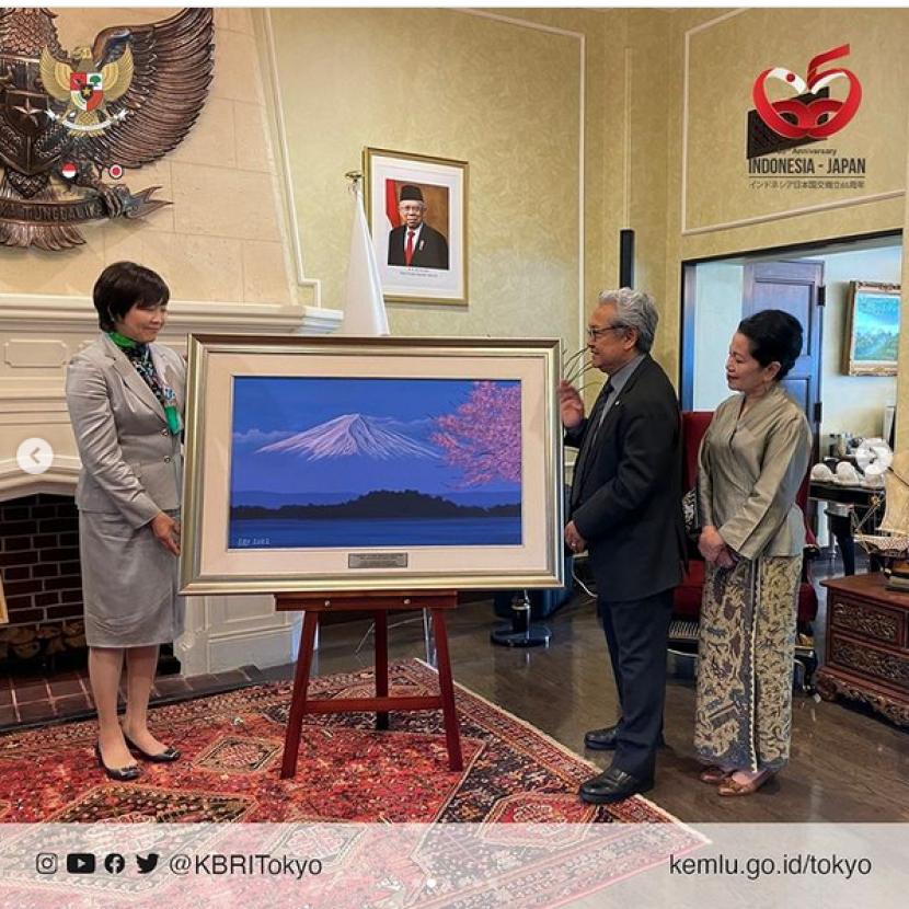 Istri mendiang mantan Perdana Menteri Jepang Shinzo Abe, Akie Abe, menerima lukisan karya Presiden Republik Indonesia ke-enam, Susilo Bambang Yudhoyono (SBY) dan Sekretaris Kabinet RI (2010-2014) Dipo Alam di Tokyo, Jumat (12/5/2023) malam.