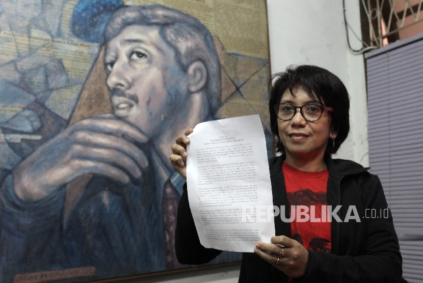 Istri mendiang Munir Suciwati saat menyampaikan Ultimatumnya di kantor KontraS, Jakarta, Rabu (19/10).