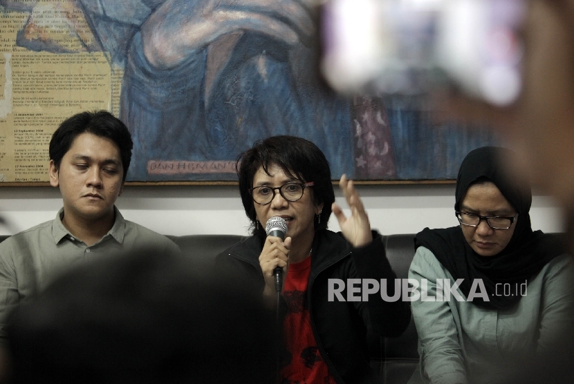 Istri mendiang Munir Suciwati (tengah), didampingi Divisi Advokasi Hak Sipil & Politik Komisi untuk Orang Hilang dan Korban Tindak Kekerasan (KontraS) Satrio Wirataru (kiri), dan Wakil koordinator KontraS Yati Adriani (kanan) saat menyampaikan Ultimatumnya