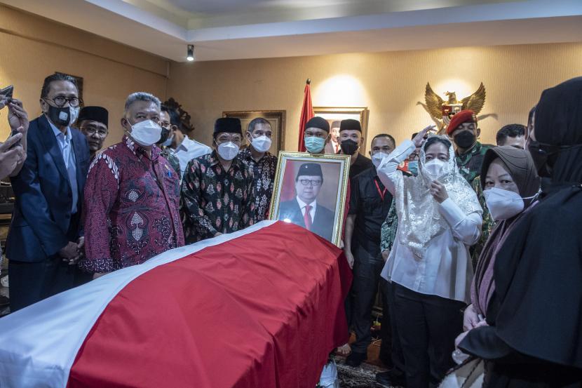 Istri Menpan RB Tjahjo Kumolo, Erni Guntarti (kedua kanan) bersama Ketua DPR Puan Maharani (ketiga kanan) mendampingi jenazah Menpan RB Tjahjo Kumolo saat akan melakukan upacara pelepasan jenazah di Rumah Duka, Jakarta, Jumat (1/7/2022). Tjahjo Kumolo yang juga politisi Partai PDI Perjuangan meninggal dunia pada usia 64 tahun akibat infeksi paru setelah menjalani perawatan intensif. 