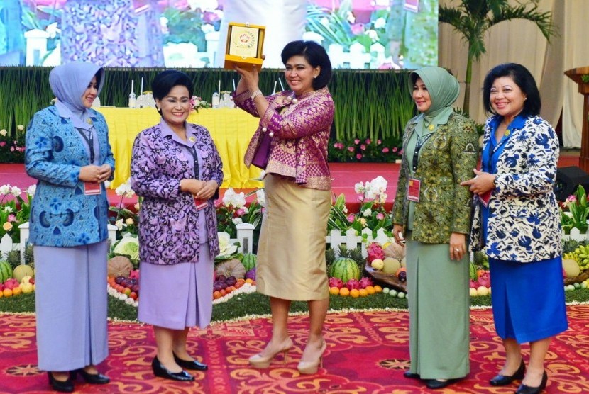 Istri Menteri Pertahahan, Nora Ryamizard Ryacudu ddi sela acara pembekalan kepada 931 anggota Dharma Pertiwi, di Balai Sudirman, Jakarta, Kamis (25/1)