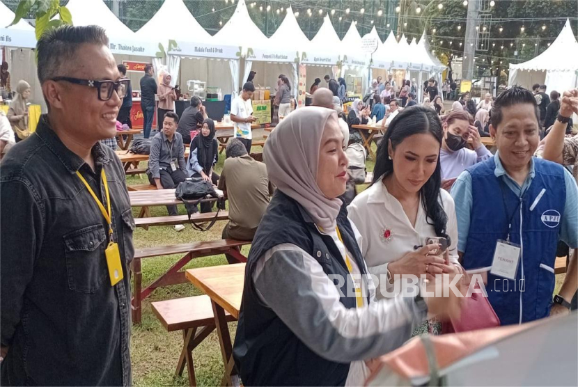 Istri Menteri Usaha Mikro, Kecil dan Menengah (UMKM) Tina Astari Maman mengunjungi Sundown Markette di kawasan Taman Softball, Gelora Bung Karno, Jakarta Pusat.