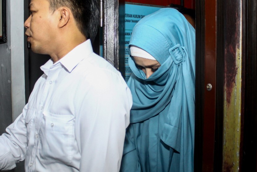 Istri musisi Ahmad Dhani, Mulan Jameela (kanan) usai menjenguk suaminya di Rutan Kelas I Surabaya di Medaeng, Sidoarjo, Jawa Timur, Senin (11/2/2019).