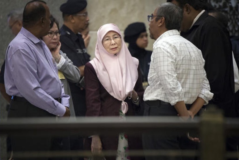 Istri pemimpin oposisi Malaysia Anwar Ibrahim, Wan Azizah (tengah) di pengadilan federal Putrajaya, Malaysia, Rabu (14/12). Pengadilan menolak peninjauan kembali Anwar.
