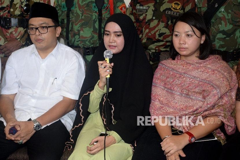 Istri penyiidik KPK Novel Baswedan, Rina Emilda besama rekan dan tim kuasa hukum memberikan keterangan pers di kediamannya, Jakarta, Senin (28/8).
