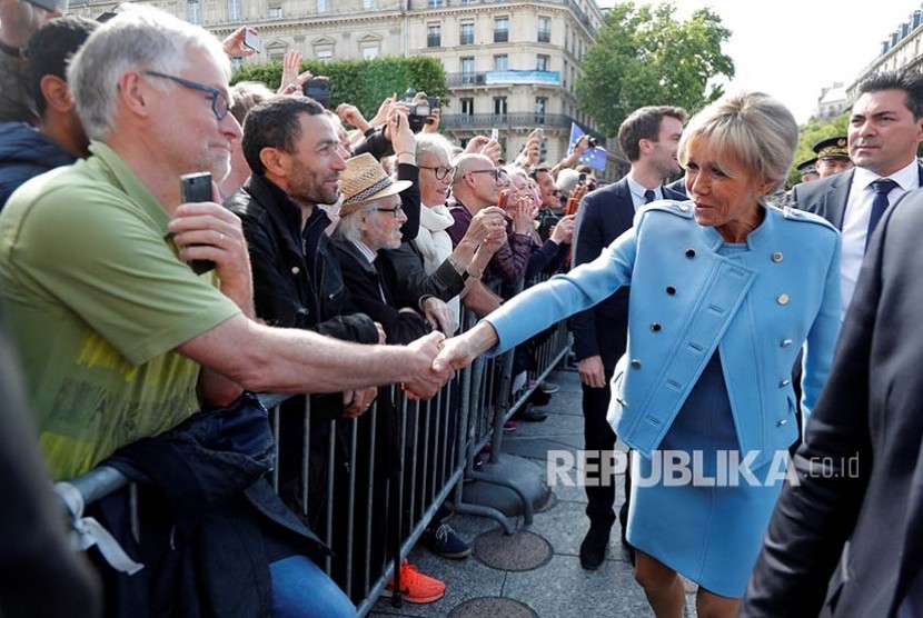 Istri Presiden Emmanuel Macron, Brigitte Trogneux menyapa warga di luar Hotel de Ville, Paris, Senin (15/5) dini hari.